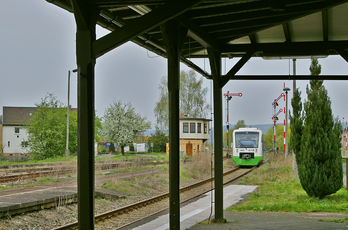 Nachschuss auf den VT 104 der Süd-Thüringen-Bahn, der am 11.04.2014 den Bahnhof Immelborn verlässt