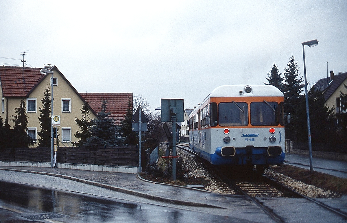 Nachschuss auf den VT 403 der WEG, der am 28.02.1992 aus Linsenhofen ausf�hrt: Damals war der Bahn�bergang noch unbeschrankt