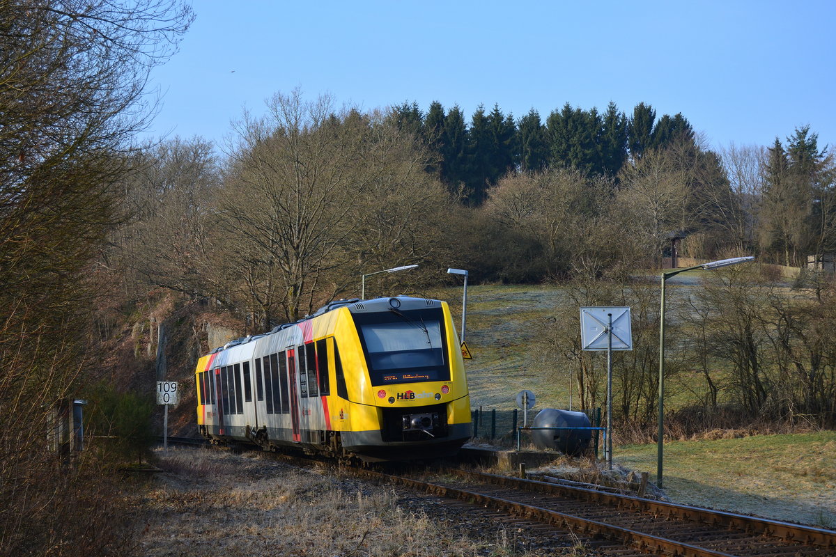 Nachschuss auf den VT501 alias 648 101 der Hellertalbahn beim Halt am Haltepunkt Holzhausen.

Holzhausen 25.03.2018