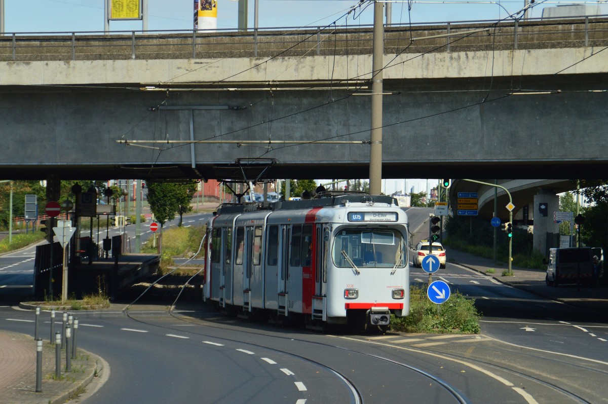 Nachschuß auf den Wagen 3236 auf der Linie U75 nach Eller der hier an die Straßenbahnhaltestelle Neuss am Kaiser heranfährt. 27.8.2014