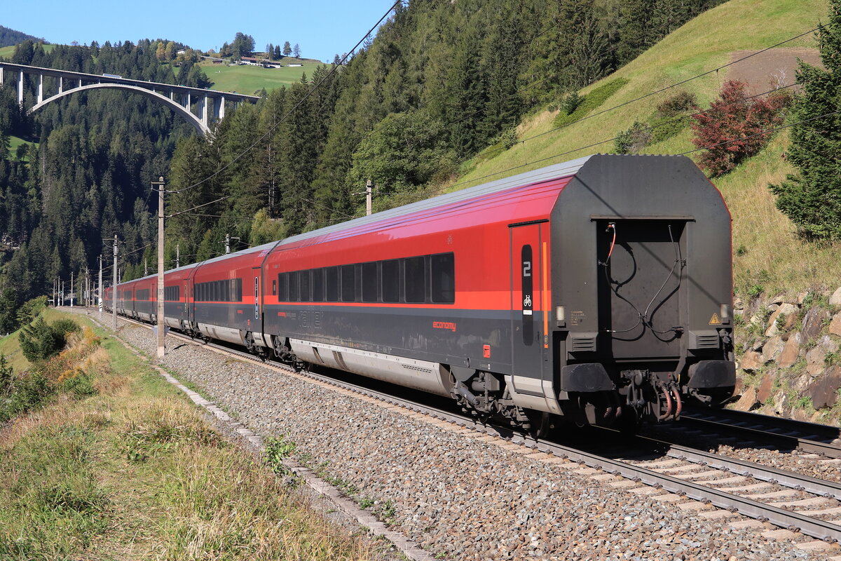 Nachschuss auf den (wegen eines Defekts) ausgefallenen RJX 185 von Bozen nach Wien Hbf bei der Übstellungsfahrt nach Innsbruck Hbf. Aufgenommen bei St. Jodok am Brenner am 09.10.2021