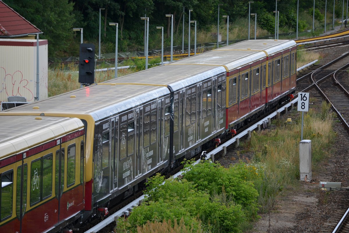 Nachschuss auf eine weitere Werbe S-Bahn in Hoppegarten.

Hoppegarten 19.07.2016