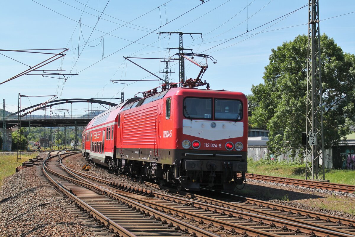 Nachschuss auf WFL-114 024 (112 024-5) mit WFl-Dosto DABbuzfa 760.0 (50 80 36-33 013-4 D-WFL) an der Zugfront am 17.7.2022 in Saalfeld/Saale. Der Zug war auf Überführungsfahrt von Leipzig nach Tübingen. Dort soll der Zug wieder den SWEG-Ersatzverkehr übernehmen. 