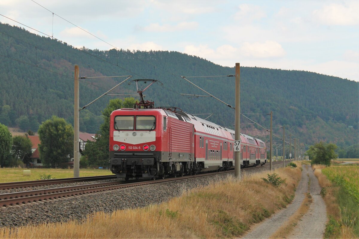 Nachschuss auf die WFL-114 024 (112 024-5) mit ihrem WFL-Dosto DABbuzfa 760.0 (50 80 36-33 013-4 D-WFL) am 14.8.2022 bei Etzelbach auf dem Weg nach Leipzig Hbf. Dieser Einsatz war gleichzeitig auch der einzige dieses Gespanns im RE42-Dienst (Franken-Thüringen-Express) und führte lediglich von Nürnberg zurück nach Leipzig.