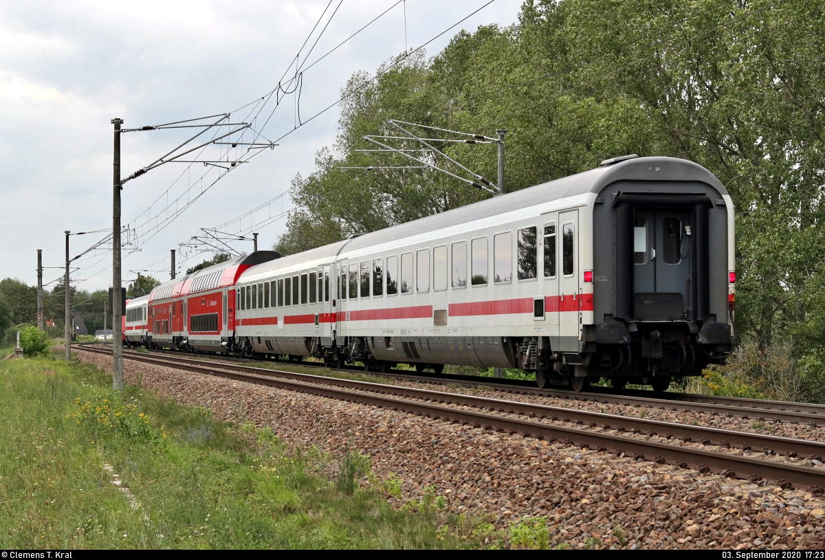 Nachschuss auf den wöchentlichen PbZ mit 101 110-5 am km 11,8 in Zscherben. Die Version von vorne misslang leider (siehe Bild von gestern). Eingereiht sind:
- Bpmmz 284.4 (61 80 20-94 481-4 D-DB)
- DBpbzfa 763.8 (50 80 86-75 044-7 D-DB) von DB Regio NRW
- DBpza 781.0 (50 80 26-81 173-9 D-DB) der Südostbayernbahn (SOB | DB RegioNetz Infrastruktur GmbH (RNI)/DB RegioNetz Verkehrs GmbH (RNV))
- Bvmmz 188.1 (61 80 21-91 559-9 D-DB)
- Bvmmsz 187.9 (61 80 21-90 923-8 D-DB)

🧰 DB Fernverkehr
🚝 PbZ 2487 Leipzig Hbf–Frankfurt(Main)Hbf
🚩 Bahnstrecke Halle–Hann. Münden (KBS 590)
🕓 3.9.2020 | 17:23 Uhr