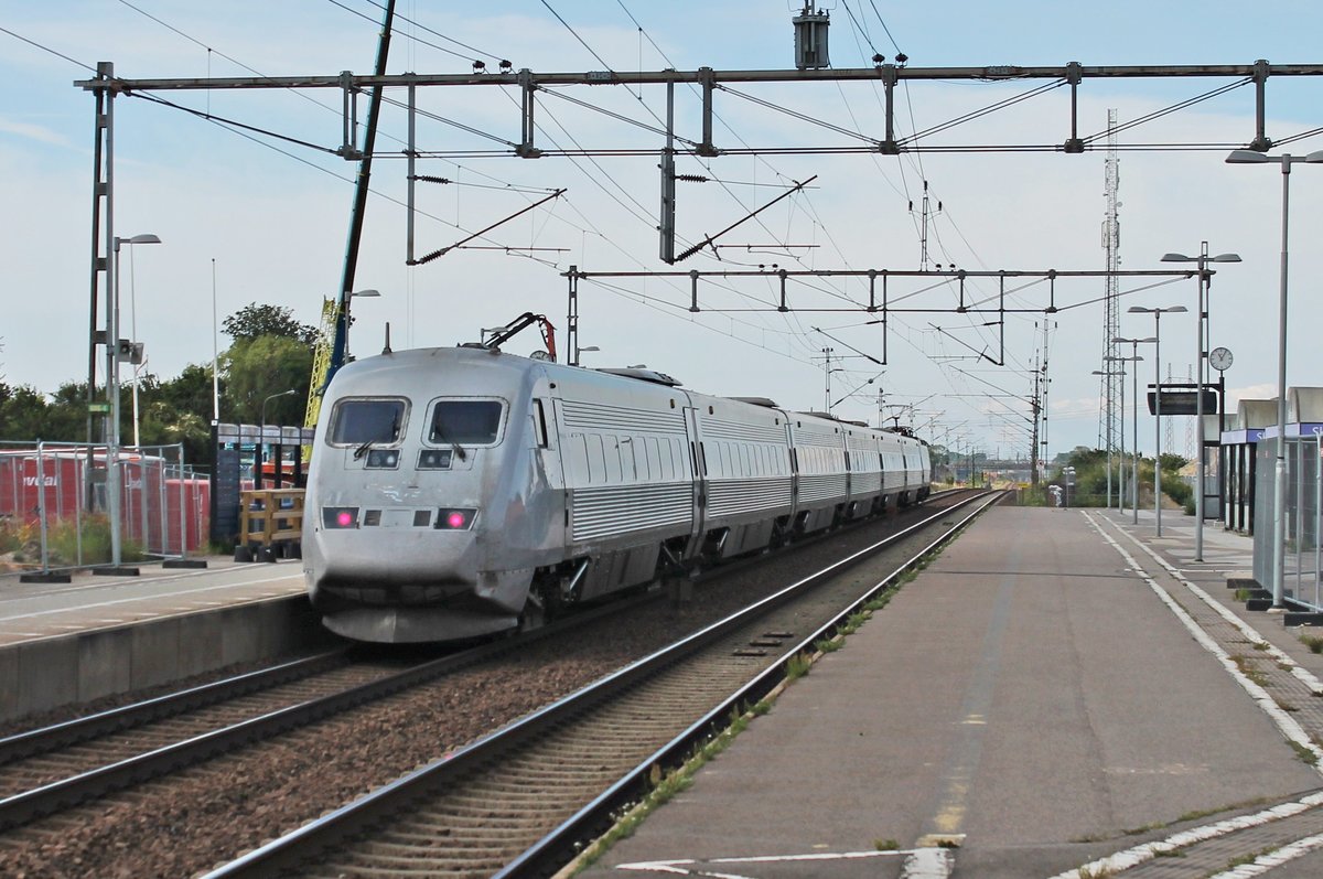 Nachschuss auf X 2543, als dieser am Vormittag des 17.07.2019 als SJ Snabbtåg durch den Haltepunkt von Hjärup in Richtung Malmö fuhr.