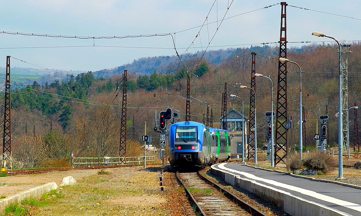 Nachschuss auf X 73696 und X 73685, die am 06.04.2017 aus dem Bahnhof Neussargues mit einem TER in Richtung Clermont-Ferrand ausfahren