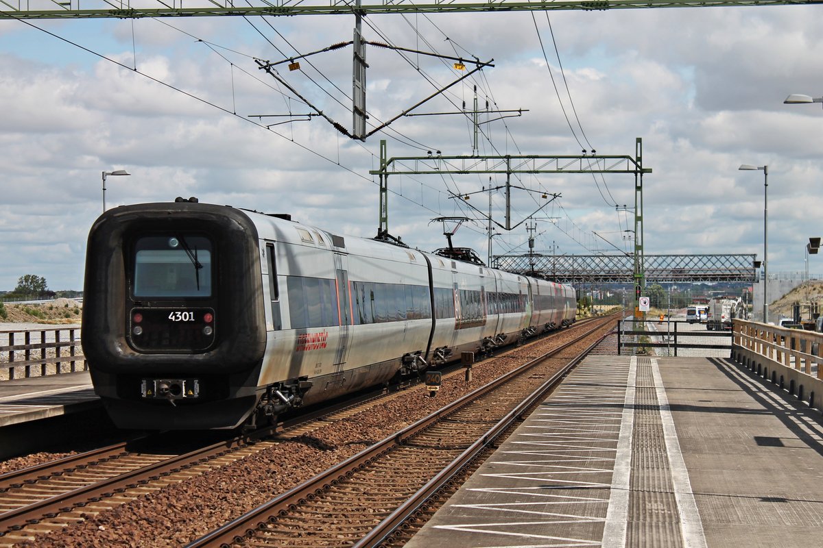 Nachschuss auf X31K 4301, als dieser am Mittag des 17.07.2019 zusammen mit DSB ET 4304 als Øresundtåg durch den Haltepunkt von Hjärup in Richtung Lund fuhr.