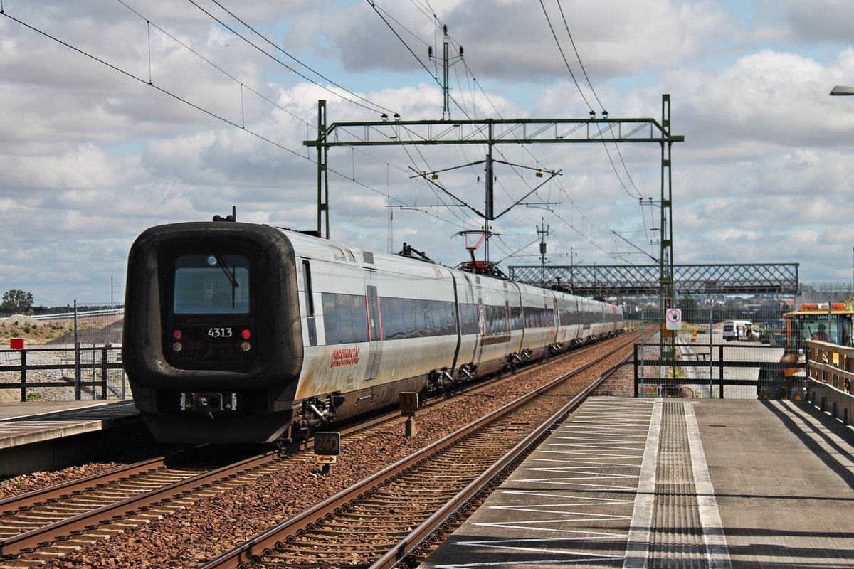 Nachschuss auf X31K 4313, als dieser Vormittag des 17.07.2019 zusammen mit X31K 4375 und DSB ET 4306 durch den Haltepunkt von Hjärup in Richtung Lund fuhr.