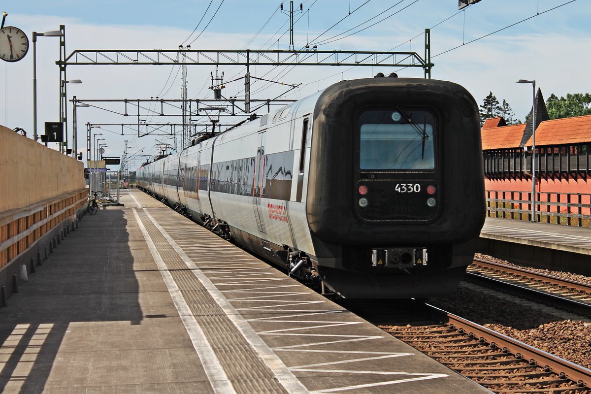 Nachschuss auf X31K 4330, als dieser am Vormittag des 17.07.2019 zusammen mit einem unbekannten X31K und einem DSB ET  Øresundstog  durch den Haltepunkt von Hjärup gen Malmö fuhren.