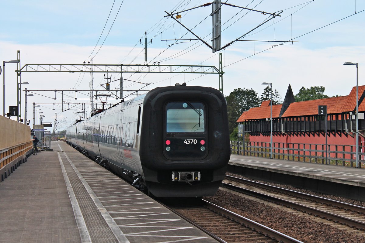 Nachschuss auf X31K 4370, als dieser am Vormittag des 17.07.2019 zusammen mit X31K 4406 durch den Haltepunkt von Hjärup in Richtung Malmö fuhr.