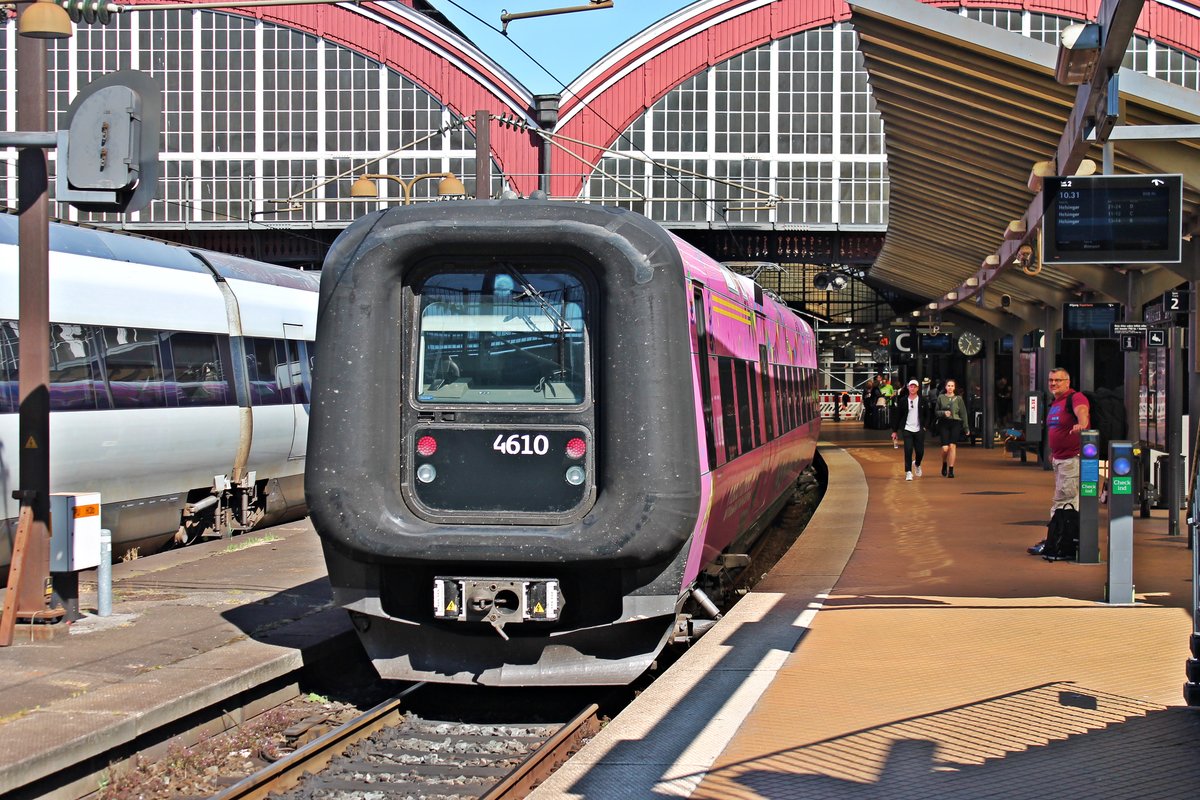Nachschuss auf X31K 4610, als dieser mit einer weiter X31K-Einheit am Morgen des 18.07.2019 als Øresundtåg (Helsinborg - Helsingør) aus dem Hauptbahnhof von Kopenhagen in Richtung Norden ausfuhr.