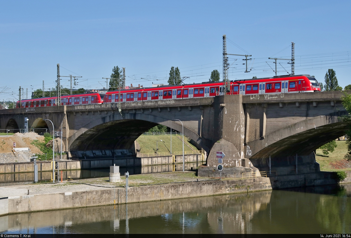 Nachschuss auf zwei 430 auf der Rosensteinbrücke bei Stuttgart-Bad Cannstatt.

🧰 S-Bahn Stuttgart
🚝 S2 Stuttgart-Vaihingen–Schorndorf
🚩 Bahnstrecke Stuttgart–Ulm (Filstalbahn | KBS 750)
🕓 14.6.2021 | 16:54 Uhr