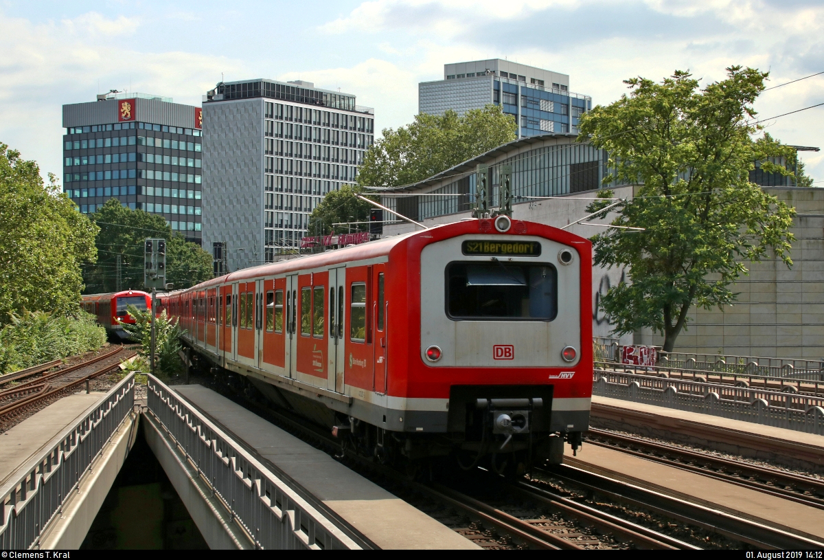 Nachschuss auf zwei 472 der S-Bahn Hamburg als S21 von Hamburg Elbgaustraße nach Hamburg-Bergedorf, die den Hp Hamburg Dammtor auf der Hamburg-Altonaer Verbindungsbahn (KBS 137.1) verlassen.
Aufgenommen im Gegenlicht am Ende des Bahnsteigs 1/2.
[1.8.2019 | 14:12 Uhr]