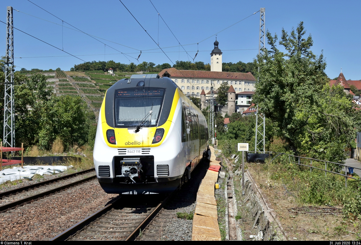 Nachschuss auf zwei 8442 (Bombardier Talent 2), die den Bahnhof Gundelsheim(Neckar) mit dem Schloss Horneck im Hintergrund durchfahren.
Aufgenommen am Ende des Bahnsteigs 1.

🧰 Abellio Rail Baden-Württemberg GmbH
🚝 RE 19368 (RE10a) Heilbronn Hbf–Mannheim Hbf
🚩 Bahnstrecke Heidelberg–Bad Friedrichshall (Neckartalbahn | KBS 705)
🕓 31.7.2020 | 13:24 Uhr