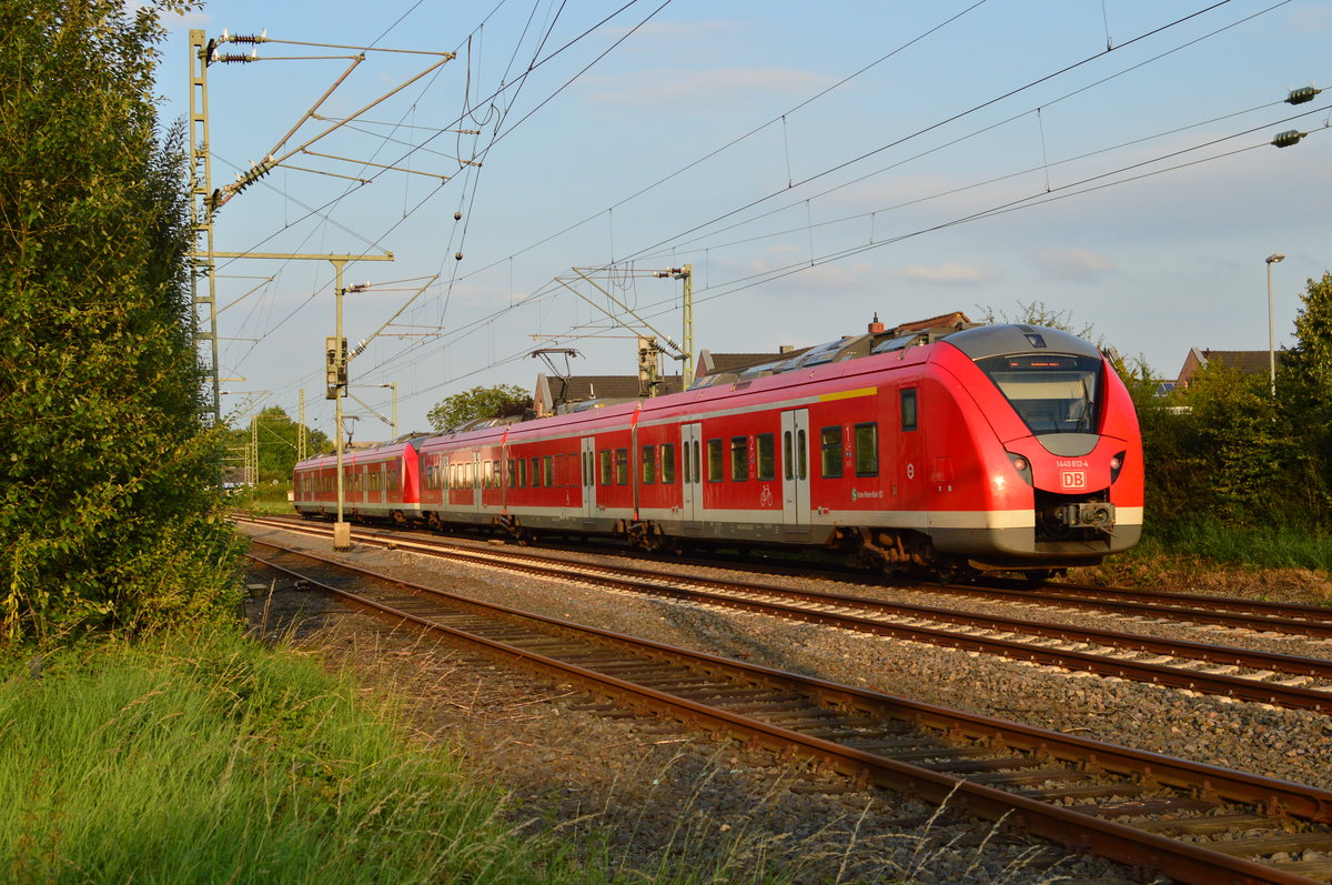 Nachschuß auf zwei Grinsekatzen die gen Hagen hier durch Kleinenbroich fahren.
Sonntag den 14.8.2016