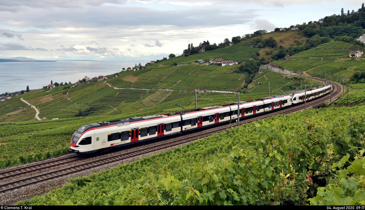 Nachschuss auf zwei RABe 523 (Stadler FLIRT) östlich von Grandvaux (CH) am Genfersee (Lac Léman).

🧰 Réseau Express Régional Vaudois (RER Vaud | SBB)
🚝 S5 Palézieux (CH)–Grandson (CH)
🚩 Bahnstrecke Lausanne–Bern (250)
🕓 4.8.2020 | 9:17 Uhr