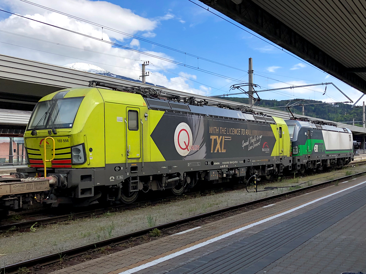 Nachschuss der beiden Loks mit TXLogistik 193 556 im Vordergrund. Aufgenommen bei der Durchfahrt durch den Innsbrucker Hauptbahnhof am 18.05.2019. Der Güterzug fuhr vermutlich nach Verona Quadrante Europa.