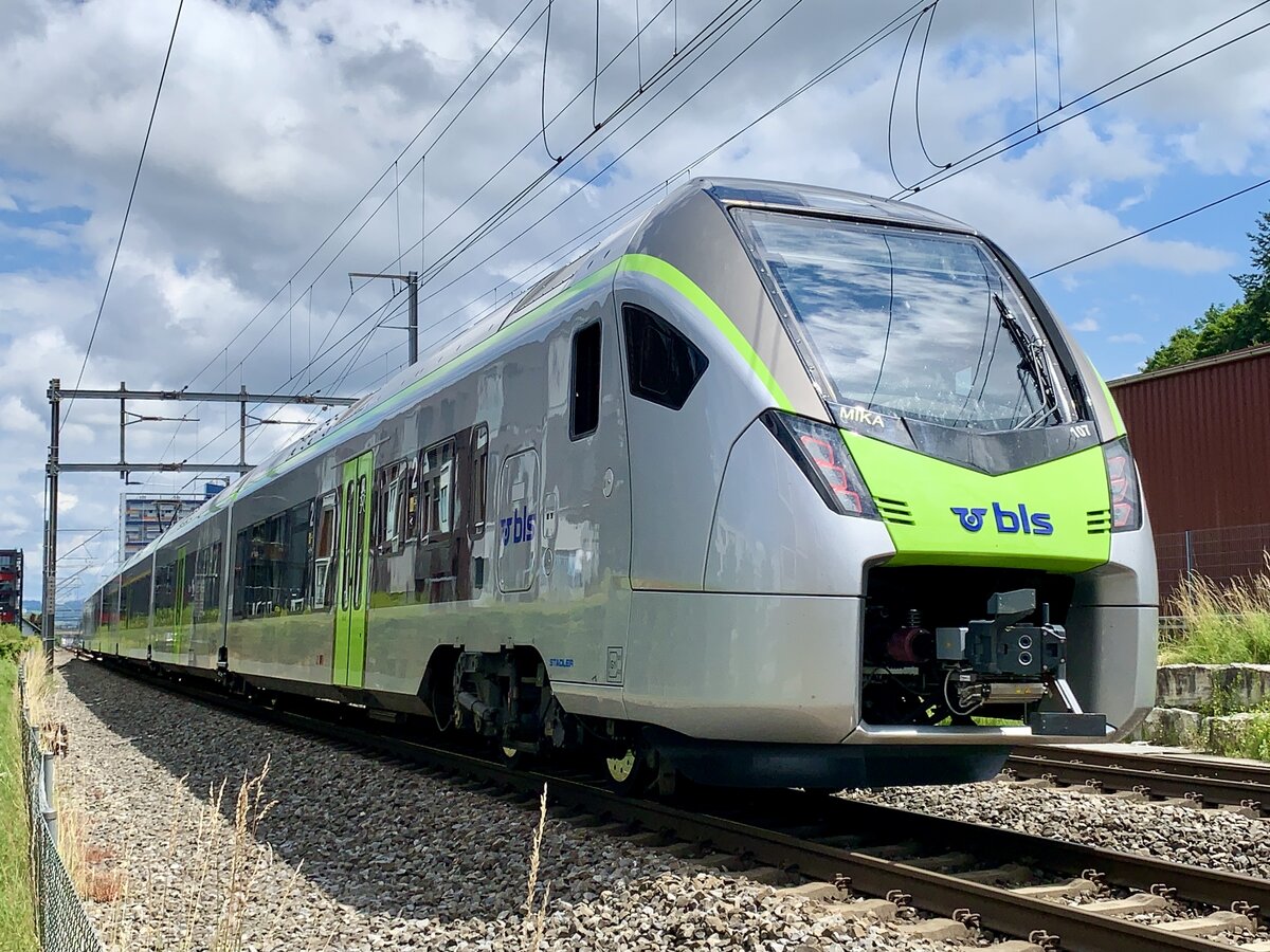 Nachschuss der BLS Mika RABe 528 107 am 24.6.21 als IR 66 nach Bern, zwischen Bümpliz Nord und Brünnen Westside.