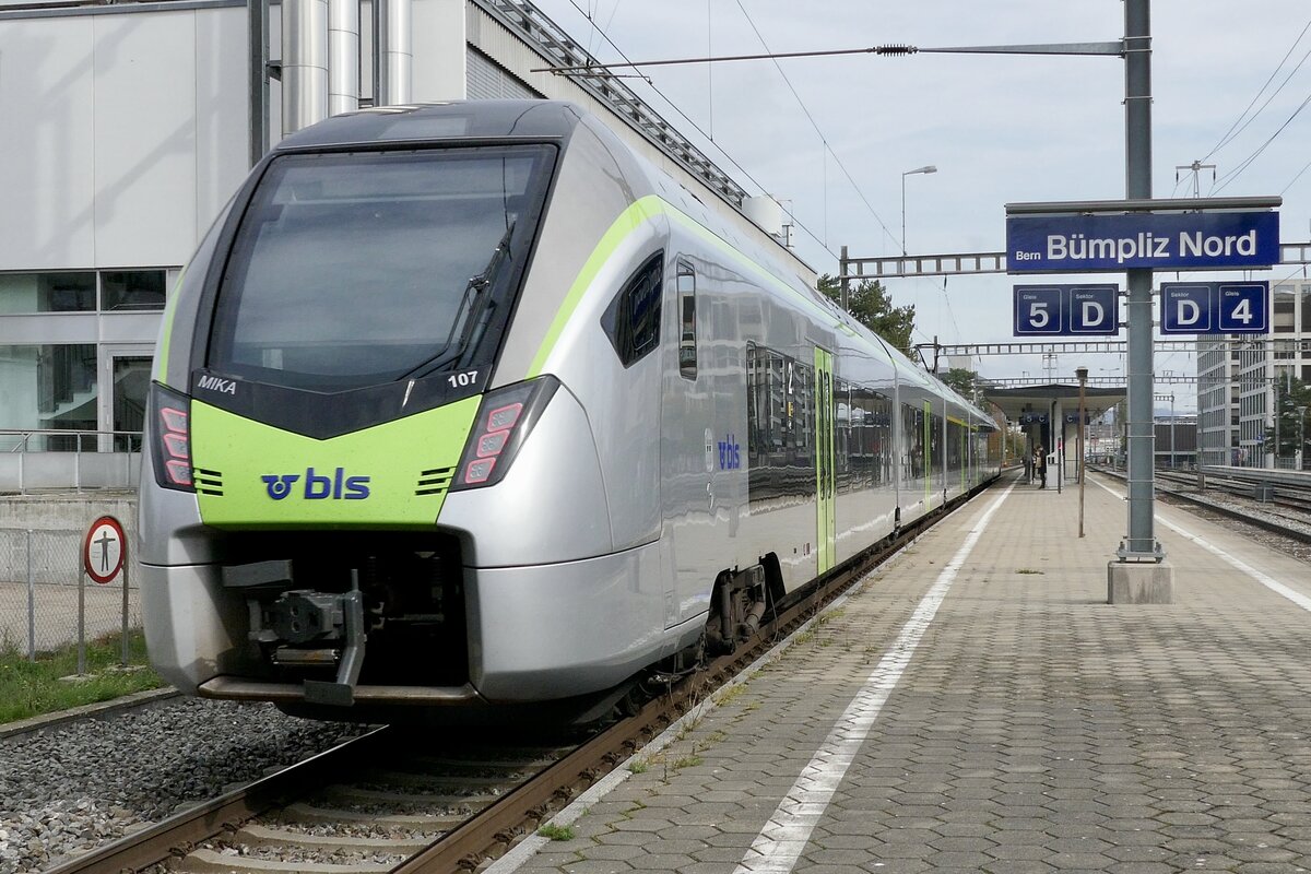 Nachschuss der BLS MIKA RABe 528 107 am 11.10.22 bei der Durchfahrt in Bümpliz Nord.