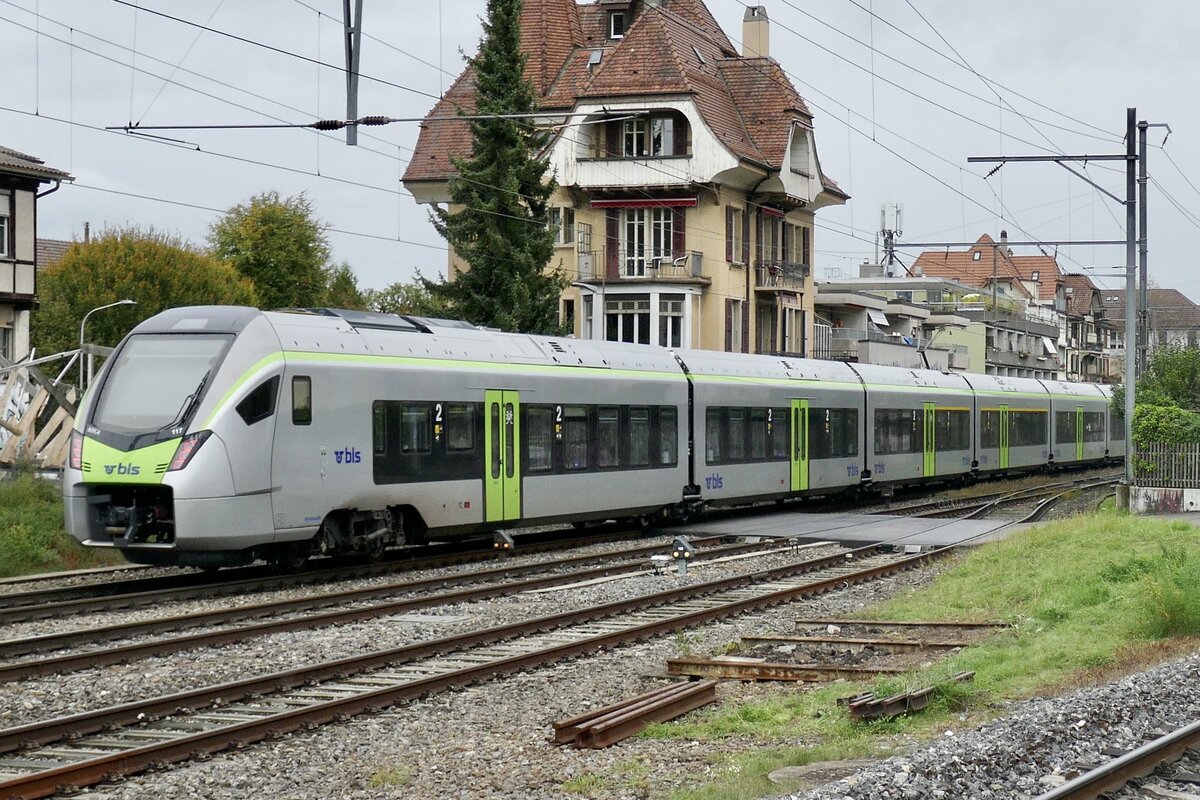 Nachschuss BLS MIKA RABe 528 117 am 14.10.22 kurz nach dem Europaplatz