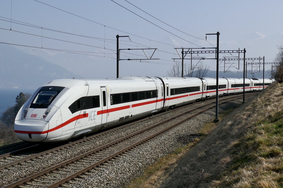 Nachschuss vom DB ICE 4 Tz 9020 als ICE 275 nach Interlaken Ost, am 5.3.23 bei Einigen.