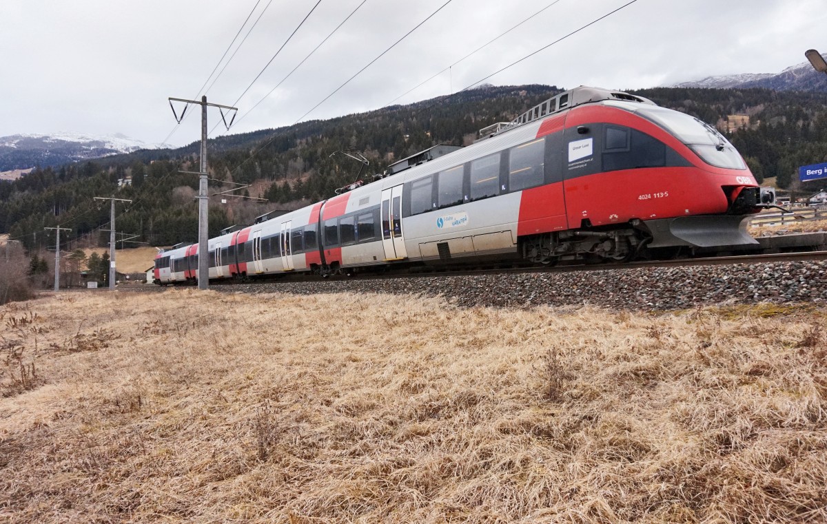 Nachschuss des 4024 113-5 unterwegs als S1 4233 (Friesach - Lienz) am 7.2.2016 bei der Abfahrt in Berg im Drautal.