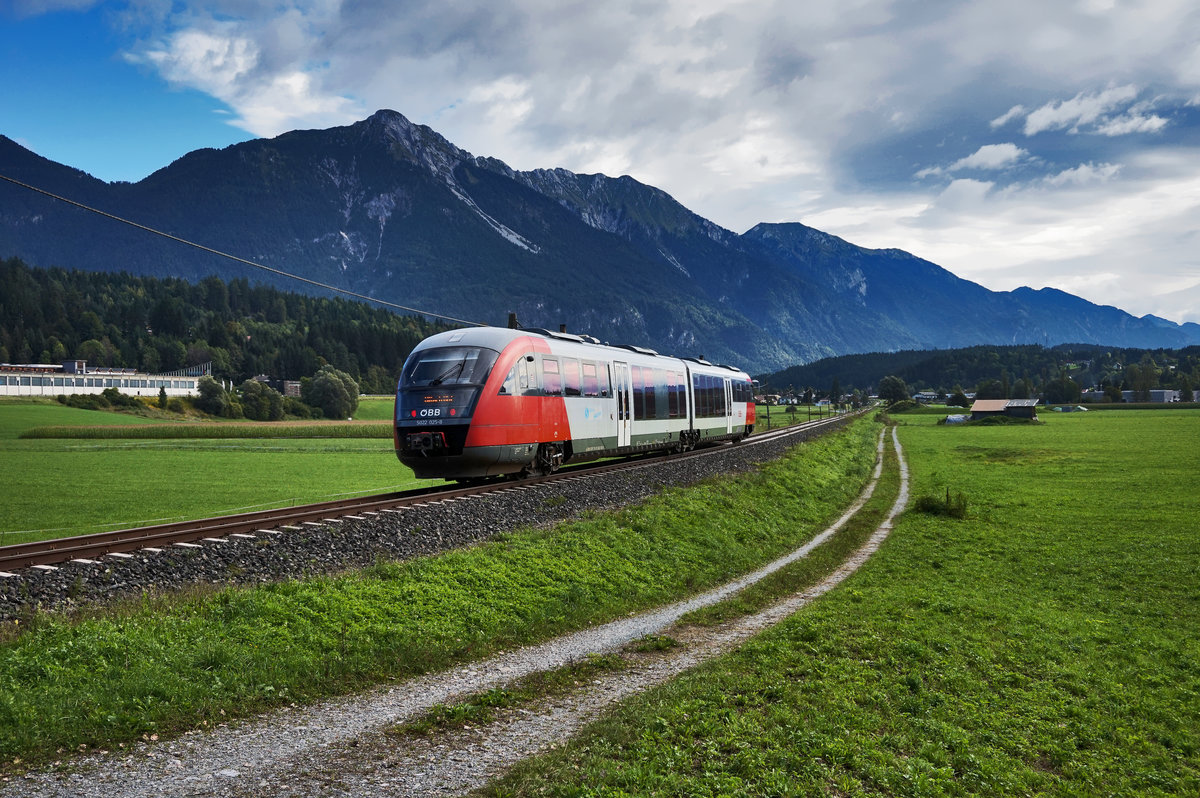 Nachschuss des 5022 025-8  St. Paul/Lavanttal , bei der Ortschaft Podlanig.
Unterwegs war der Triebwagen als R 4810 von Kötschach-Mauthen nach Villach Hbf.
Aufgenommen am 6.9.2016.