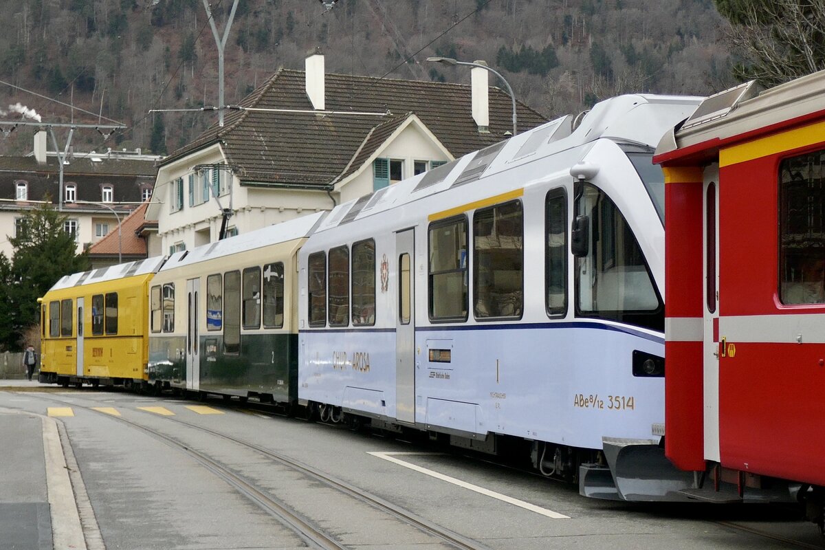 Nachschuss des ABe 8/12 3514  Ahnenzug  am 26.12.23 nach der Abfahrt beim Bahnhof Chur.
