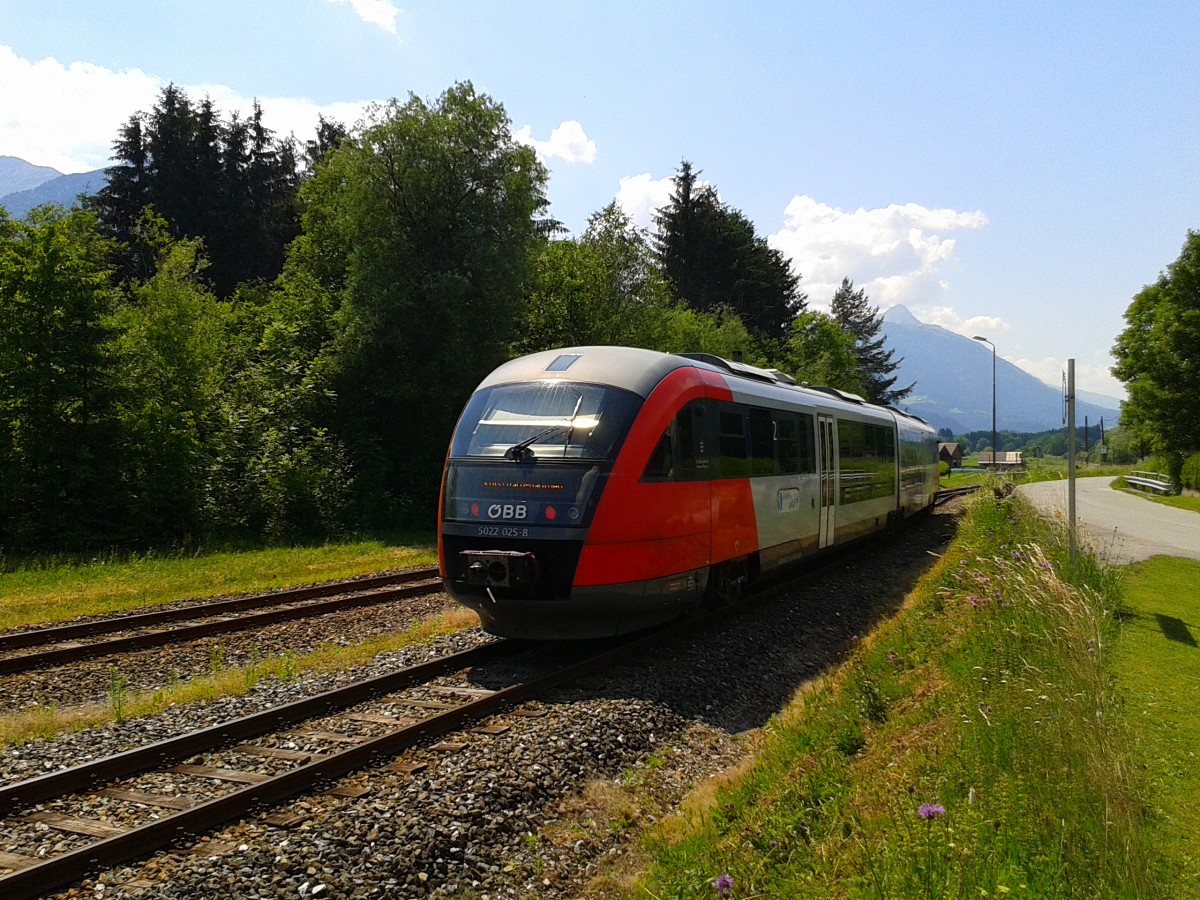 Nachschuss des abfahrenden 5022 025-8 als R 4809 (Villach Hbf - Kötschach-Mauthen). Hier zu sehen am 7.6.2015 in Dellach im Gailtal.