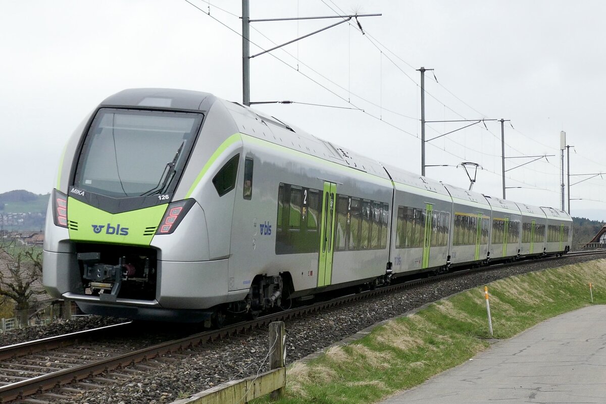 Nachschuss des BLS MIKA RABe 528 126 am 23.3.23 bei Vielbringen.