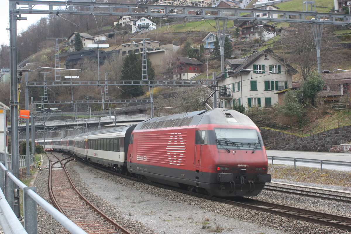 Nachschuss des Intercity nach Chur mit der Schublok Re 460 015 auf der Durchfahrt in Mühlehorn.

Mühlehorn, 30.03.2018