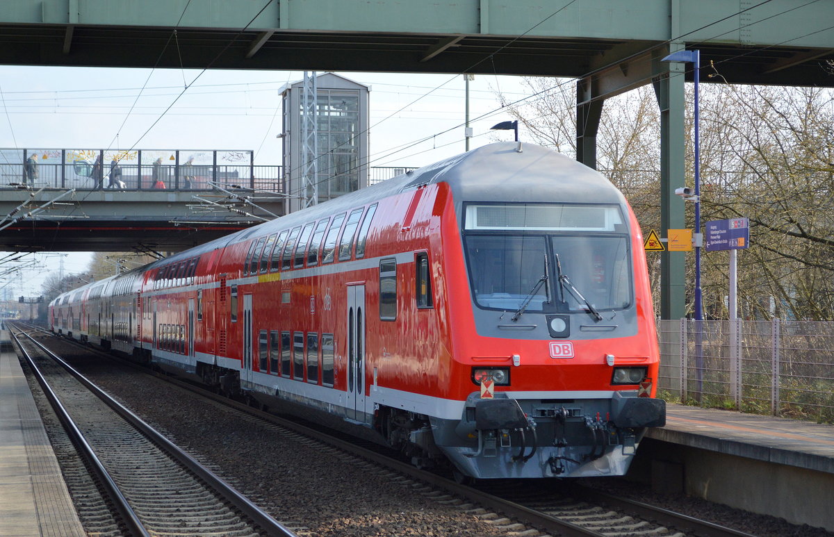 Nachschuss des PbZ gezogen von 101 069-3 mit dem wie neu aussehenden Steuerwagen der 3. Serie am Ende des Zuges am 20.03.19 Bf. Berlin-Hohenschönhausen.