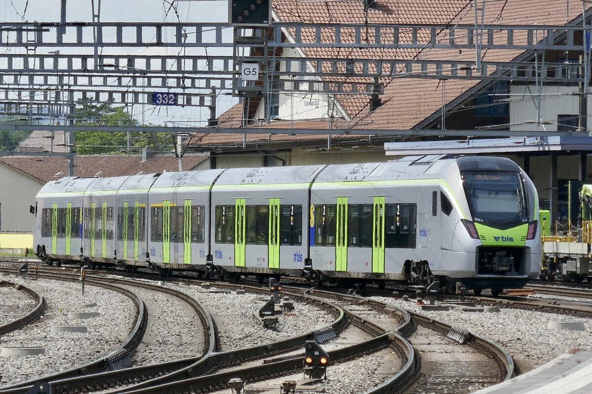 Nachschuss des RABe 528 212 als R11 nach Zweisimmen am 17.6.24 nach dem verlassen des Bahnhof Spiez.