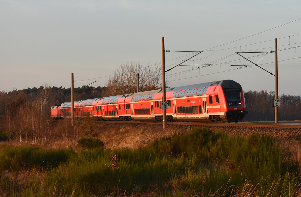 Nachschuss des RE1 mit der 120 201-9 in Front, zum Bahnhof Büchen. 18.12.2017, 3km östlich von Büchen.