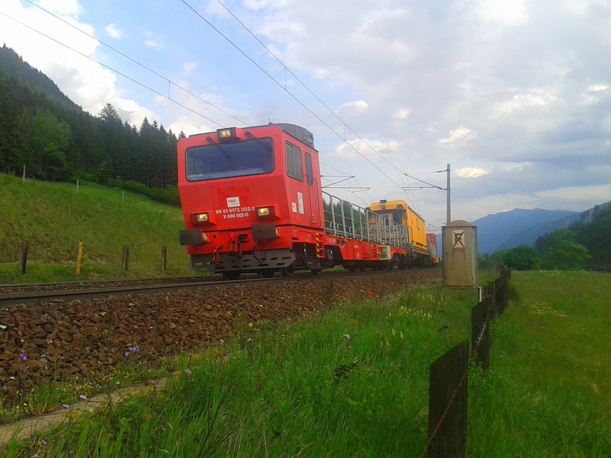 Nachschuss des Tunnelrettungszuges X 690 502-0 bei der Fahrt in Richtung Spittal-Millstättersee. (Kolbnitz, 17.5.2015)
