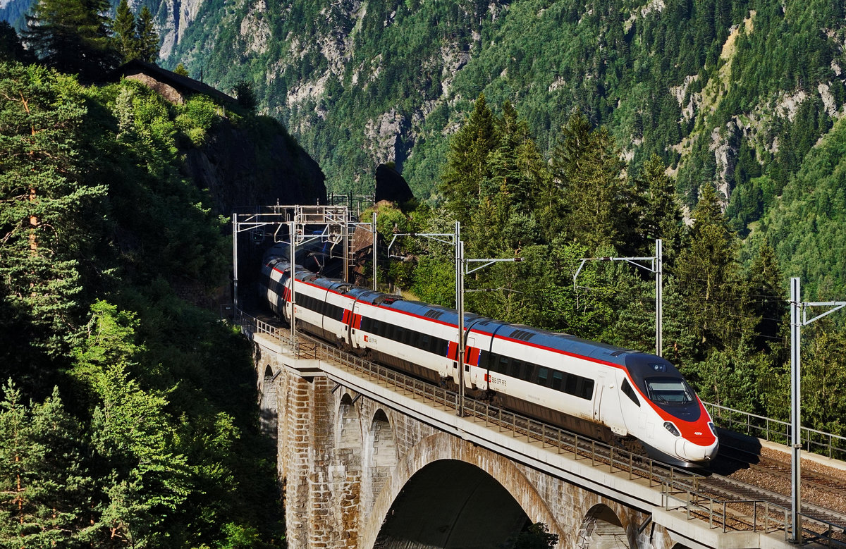 Nachschuss einer Doppelgarnitur ETR 610 beim überqueren der mittlere Meienreussbrücke bei Wassen.
Unterwegs waren die beiden als ICN 881 von Zürich HB nach Lugano.
Aufgenommen am 19.7.2016.
