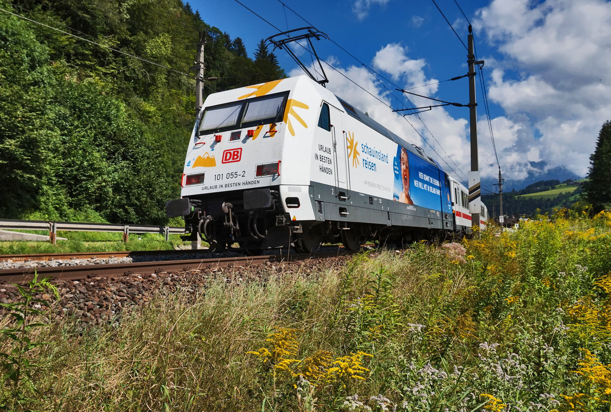 Nachschuss vom EC 114  Wörthersee  (Klagenfurt Hbf - Dortmund Hbf) mit 101 055-2  Schauinsland Reisen  am Zugschluss.
Aufgenommen am 7.8.2016, nahe Mitterberghütten.