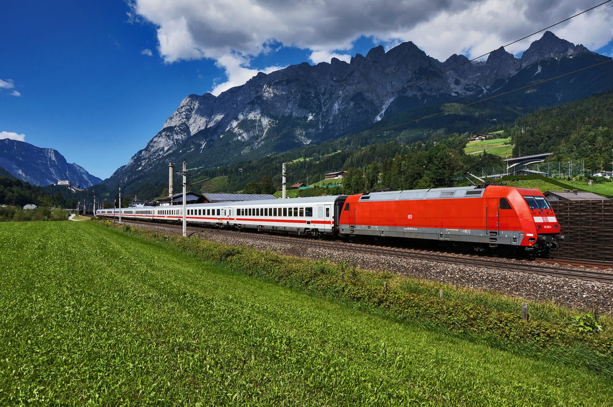 Nachschuss vom EC 216 (Graz Hbf - Saarbrücken Hbf), mit der 101 028-9 am Zugschluss.
Aufgenommen am 7.8.2016, nahe der Haltestelle Pfarrwerfen.