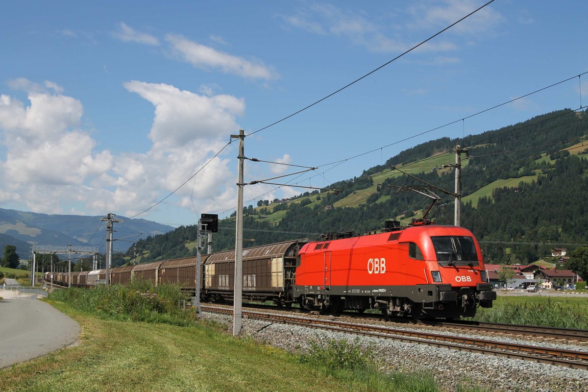 Nachschu von einem Gterzug in die Richtung Wrgl mit die 1116 107 und 1116 053 vorne und hinten die 1116 123-1 bei Brixen im Thale am 31-7-2013.