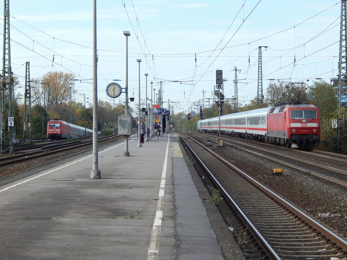 Nachschuss einen IC in Oberbilk. Zuglok ist die 101 102-2  110 Jahre Vedes  während 120 104-5 als Schublok fuhr. Links fährt 101 075-0 mit einem IC in den Abstellbahnhof Düsseldorf Eller Süd. Nur wenige Sekunden nach dem Foto explodierte eine Taube auf der Oberleitung. Glücklicherweise wurde dabei nichts beschädigt.

Düsseldorf 01.11.2014