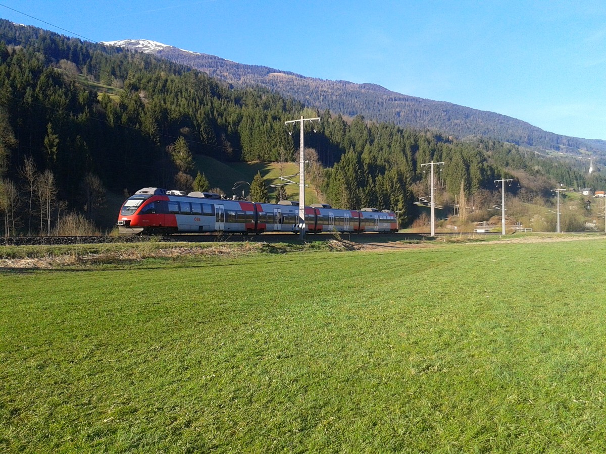 Nachschuss eines 4024 als R 4260 (Lienz - Friesach). Hier zu sehen am 15.4.2015 zwischen Berg im Drautal und Dellach im Drautal.