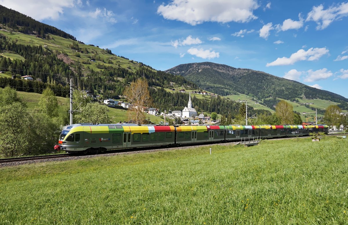 Nachschuss eines ETR 170 unterwegs als REX 1885 (Fortezza/Franzensfeste - Lienz), bei Sillian.
Aufgenommen am 21.5.2016.