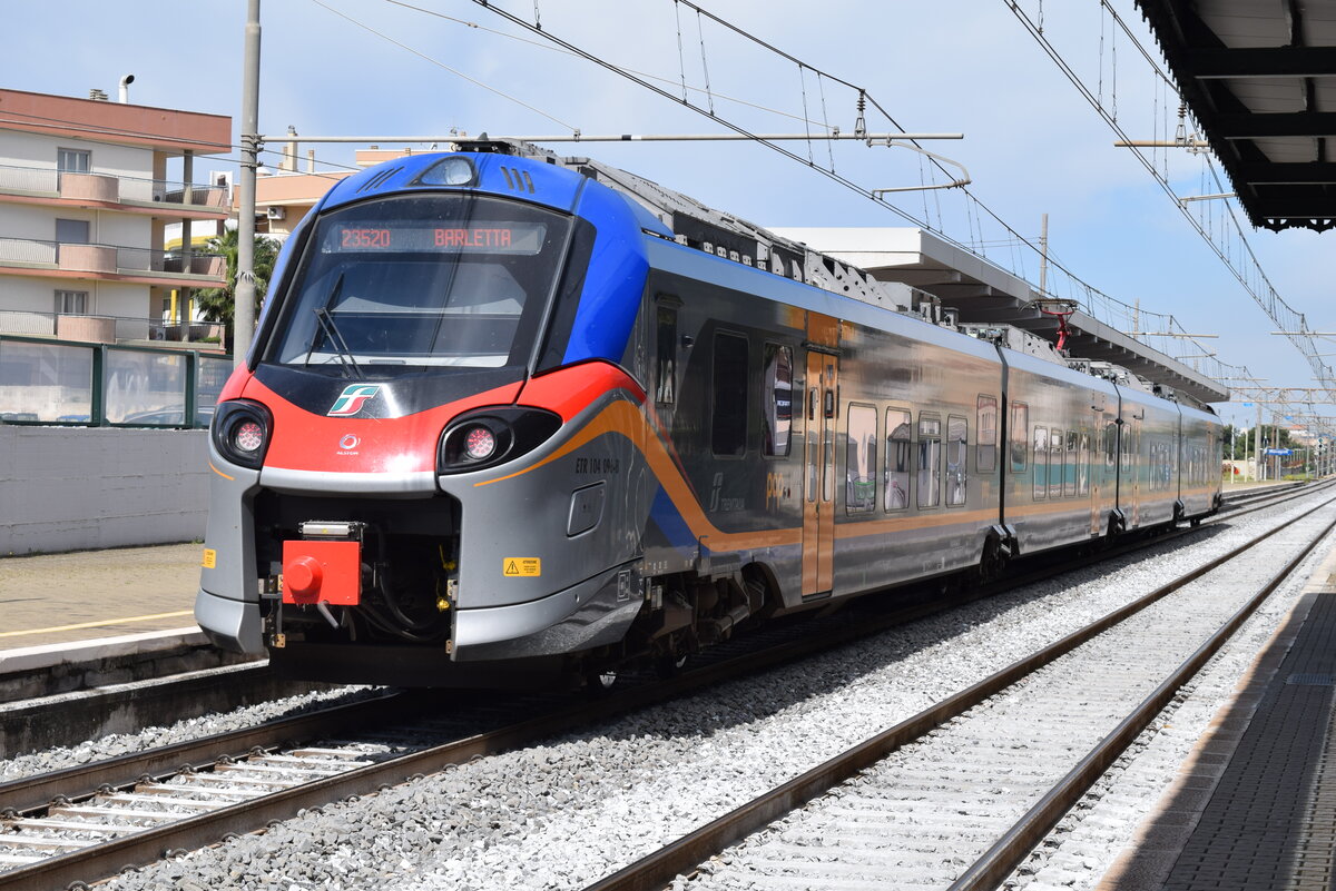 Nachschuss eines  POP-Triebzuges  im Bahnhof Monopoli (Apulien) am 20. April 2024.