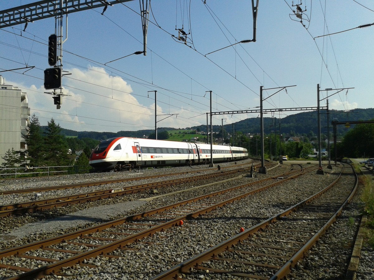 Nachschuss eines RABDe 500 als ICN 536 (St. Gallen - Zrich HB - Biel/Bienne - Genve-Aroport) am 24.7.2015 bei der Durchfahrt in Uzwil.