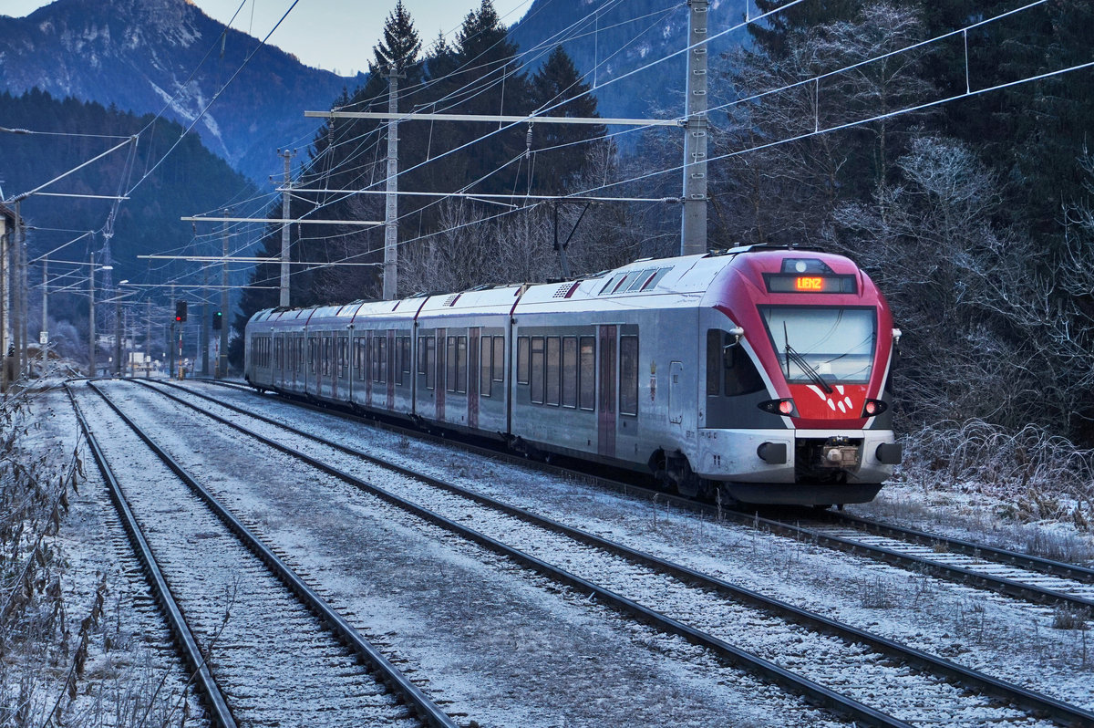 Nachschuss vom ETR 170 des Landes Trentino bei der Ausfahrt aus dem Bahnhof Thal
Unterwegs war die Garnitur als REX 1867 (Fortezza/Franzensfeste - Lienz).
Aufgenommen am 4.12.2016.