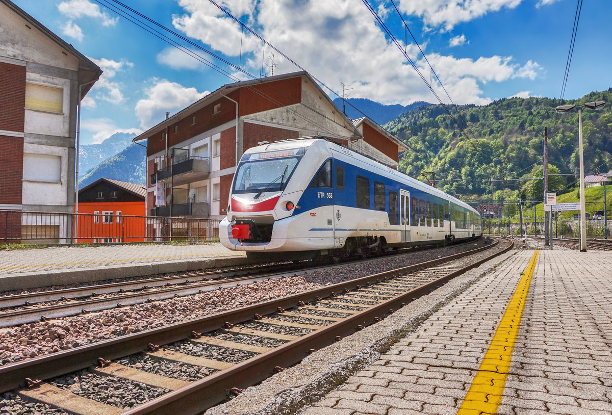 Nachschuss von ETR 563 505-8 bei der Ausfahrt aus dem Bahnhof Pontebba.
Unterwegs war die Garnitur als R 21007 (Tarvisio Boscoverde - Udine - Gorizia Centrale- Trieste Centrale).
Aufgenommen am 1.5.2017.