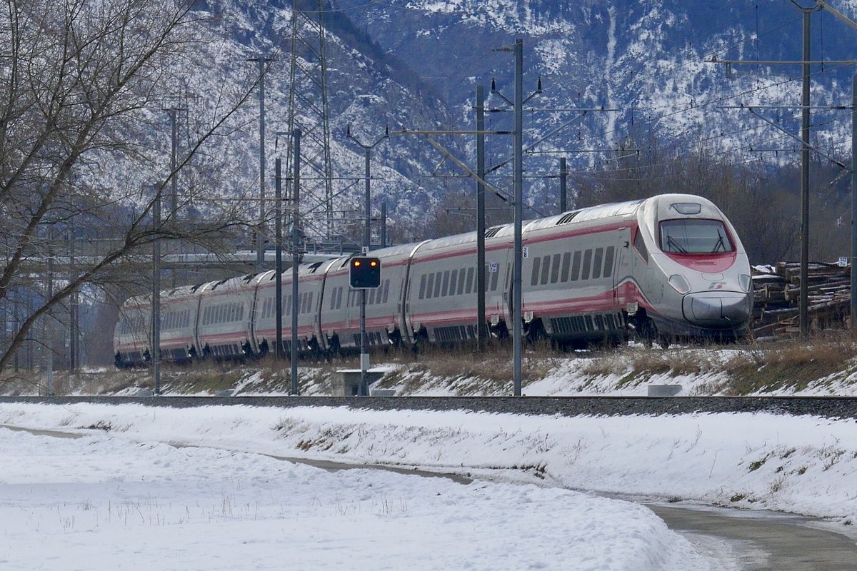 Nachschuss vom ETR 610 012 als EC 34 nach Genf, am 25.12.17 bei Gamsen.