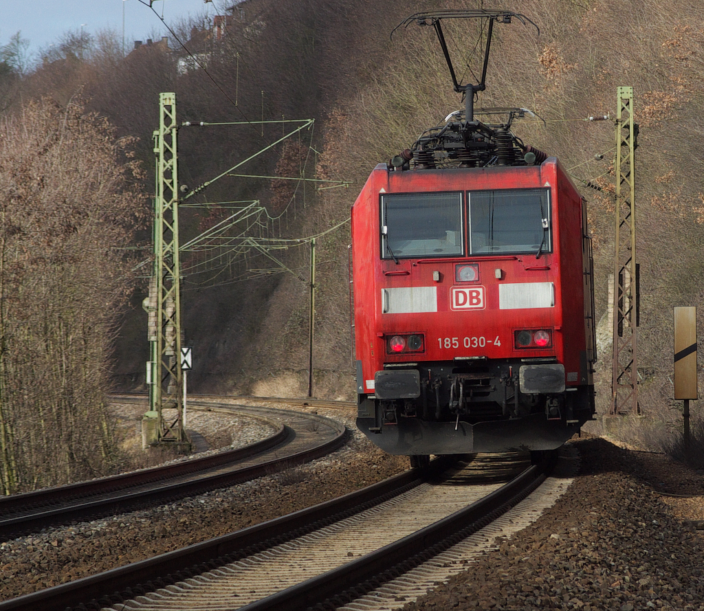 Nachschuß! In Luisenthal gibt es eine Fußgängerunterführung unter der Bahn hindurch und am Anschluß eine Treppe und von diesem Aufgang bieten sich manchmal schöne Motive! 185 030 und eine weitere fast unsichtbare 185er sind in Richtung Völklingen unterwegs. Bahnstrecke 3230 Saarbrücken - Karthaus 03.03.2015