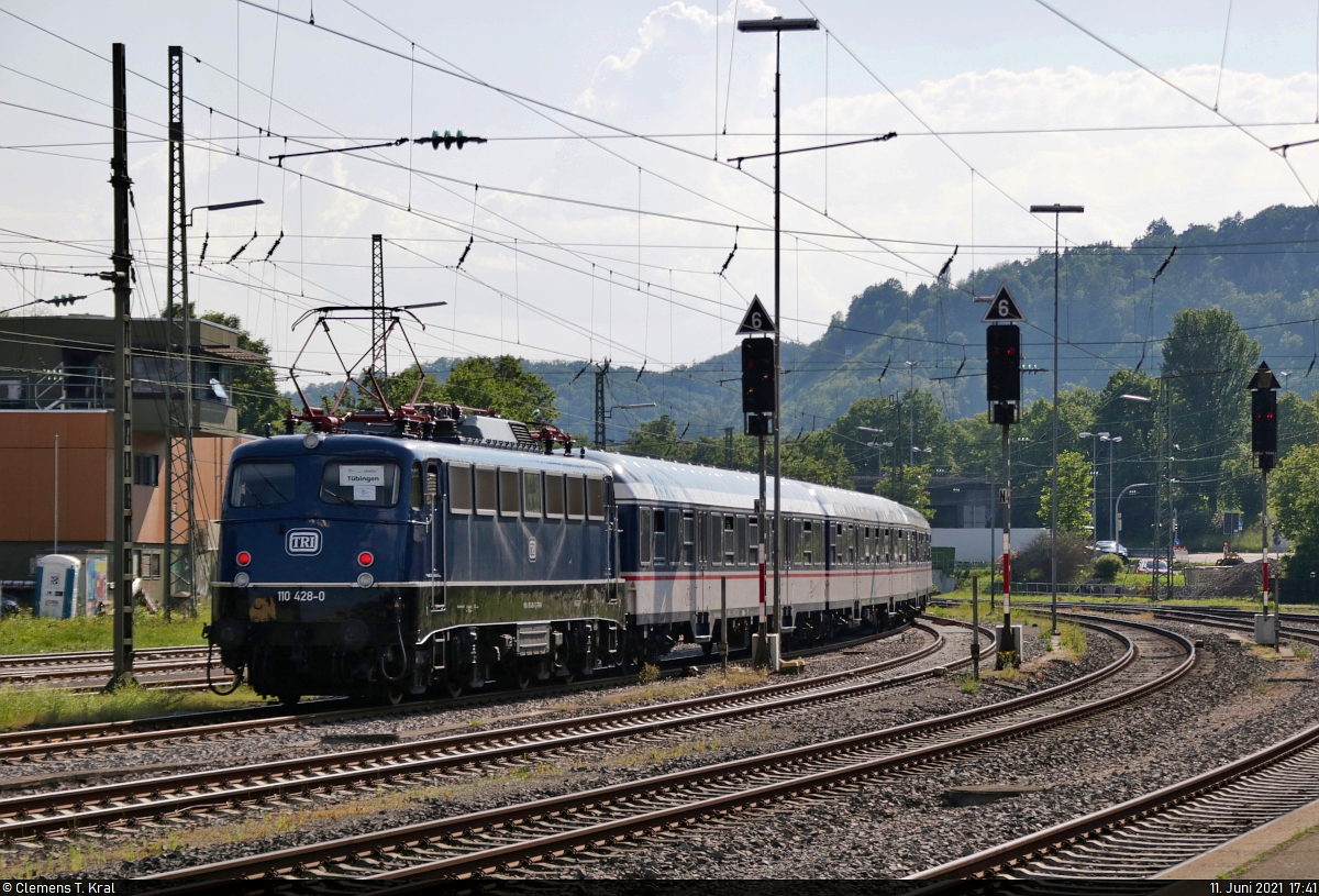 Nachschuss ins Gegenlicht auf 110 428-0, die mit Rangiersignal Sh 1 aus Gleis 5 in Tübingen Hbf fährt, um umzusetzen und die Leerfahrt Richtung Stuttgart anzutreten.

🧰 TRI Train Rental GmbH, im Dienste der Abellio Rail Baden-Württemberg GmbH
🕓 11.6.2021 | 17:41 Uhr